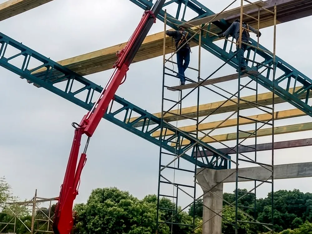 Grúa de brazo izando una estructura en obra