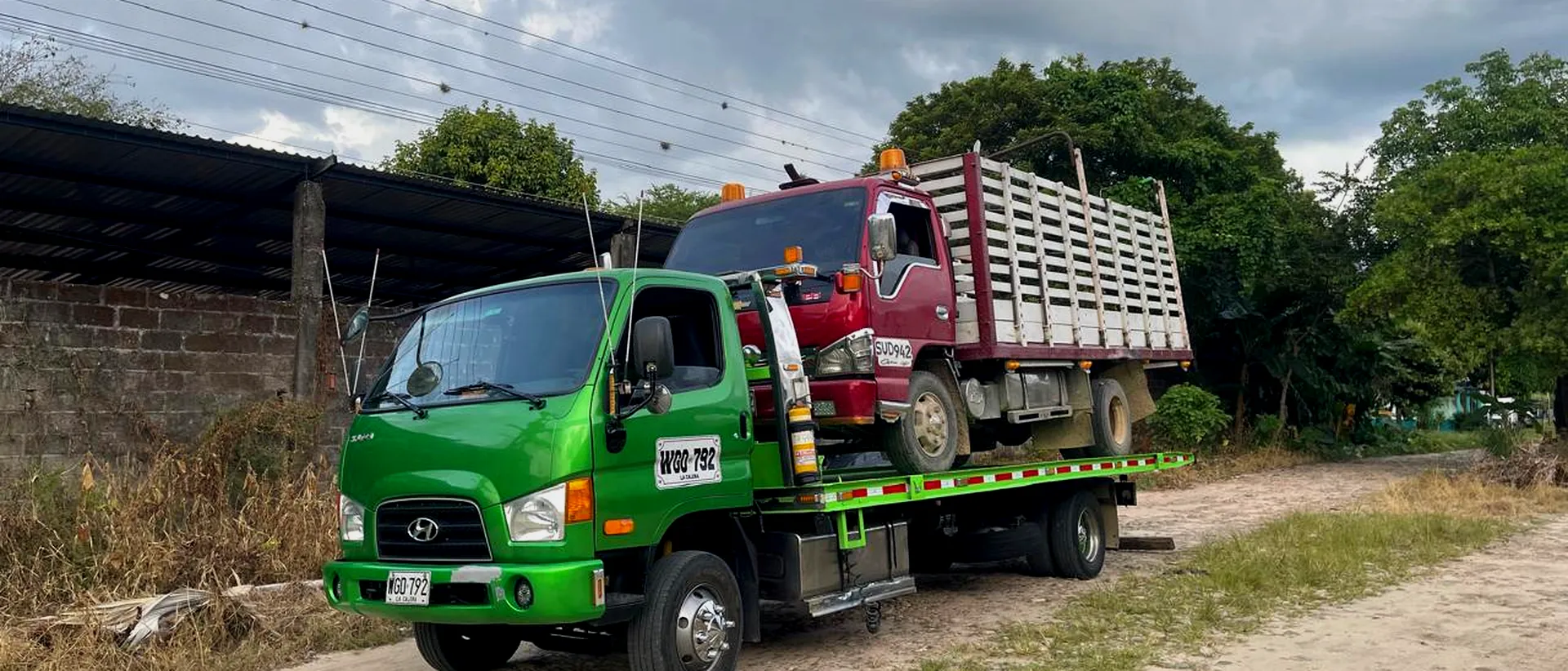 Grúa de STE Asistencia atendiendo en zona rural